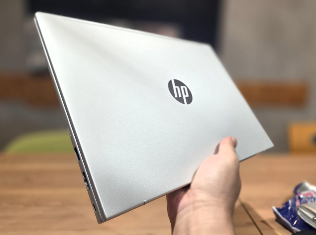 HP ProBook 4 G2a 14 AI PCを片手で持った様子
