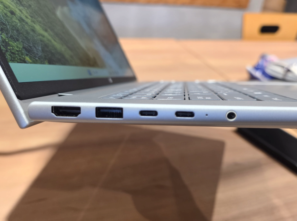 HP ProBook 4 G2a 14 AI PCの左側面の端子(HDMI、USB-A、USB-C×2、ヘッドホン端子)