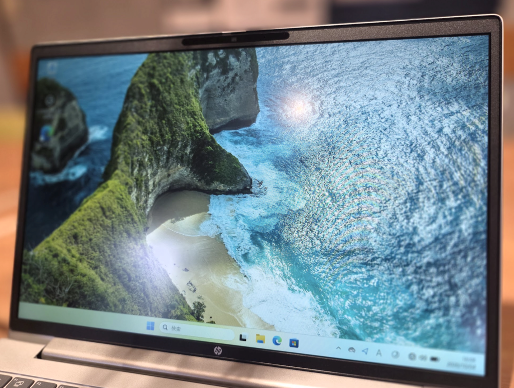 斜めから見たHP ProBook 4 G2a 14 AI PCの画面