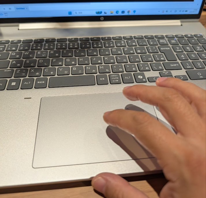 HP ProBook 4 G2a 16 AI PCの大きなタッチパッドを指で操作する様子