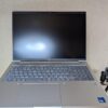 白い壁の前で開いたHP ProBook 4 G2i 16 AI PC