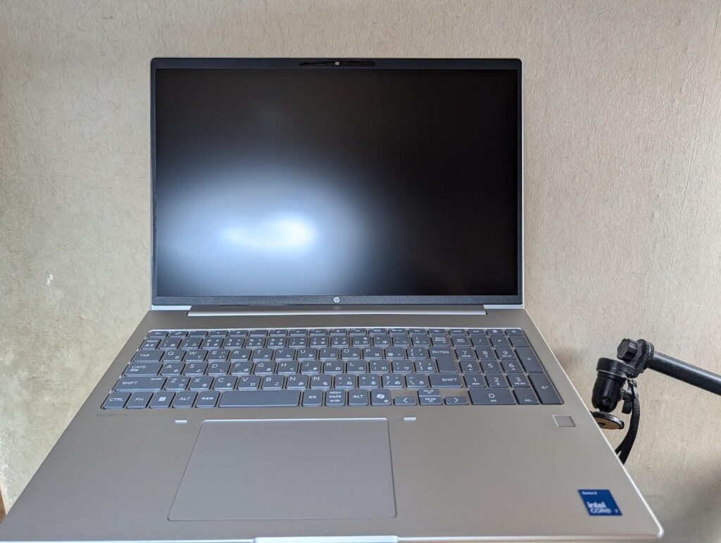 白い壁の前で開いたHP ProBook 4 G2i 16 AI PC