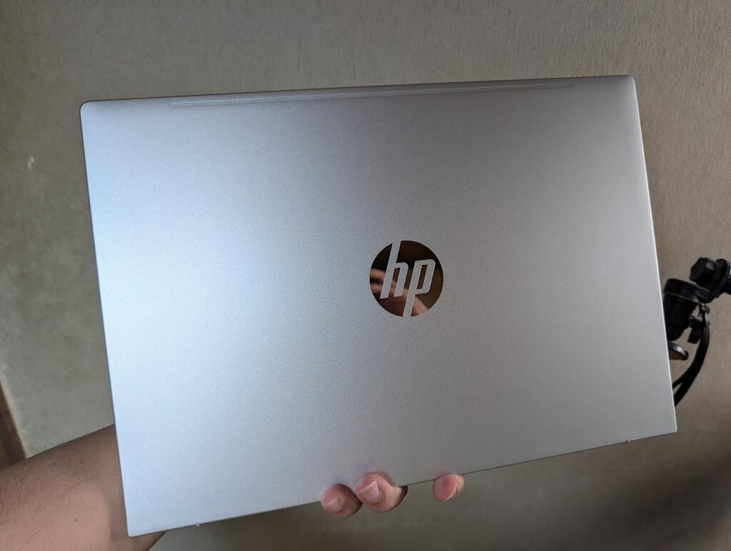 片手で持ったHP ProBook 4 G2i 16 AI PCの天板