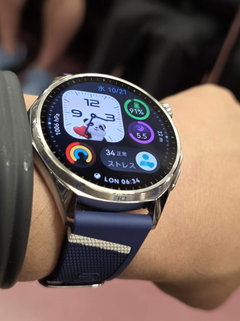 腕に装着したHUAWEI WATCH GT 7（ブルー）