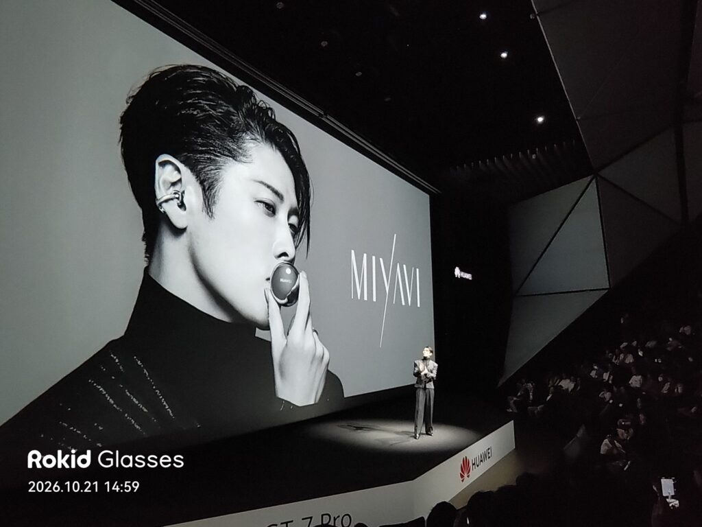 スクリーンにMIYAVIさんのFreeClip 2 Sビジュアルが映る発表会ステージ