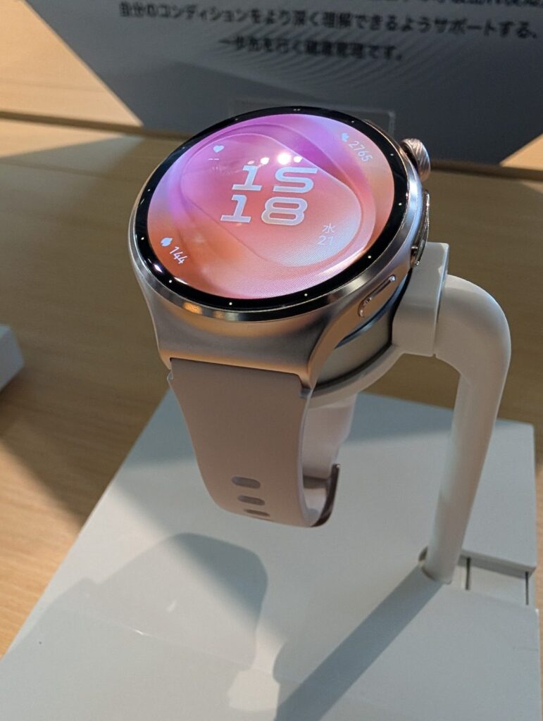 斜めから見たHUAWEI WATCH 6の薄型ボディ