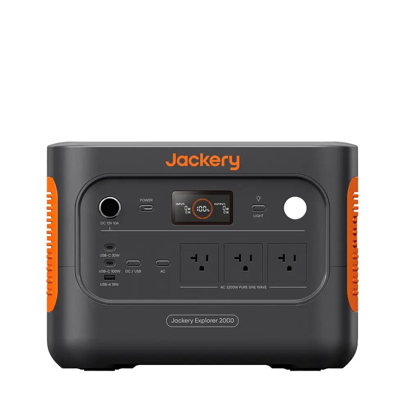 Jackery ポータブル電源 2000 New V2の正面。ディスプレイと3つのコンセントが並ぶ