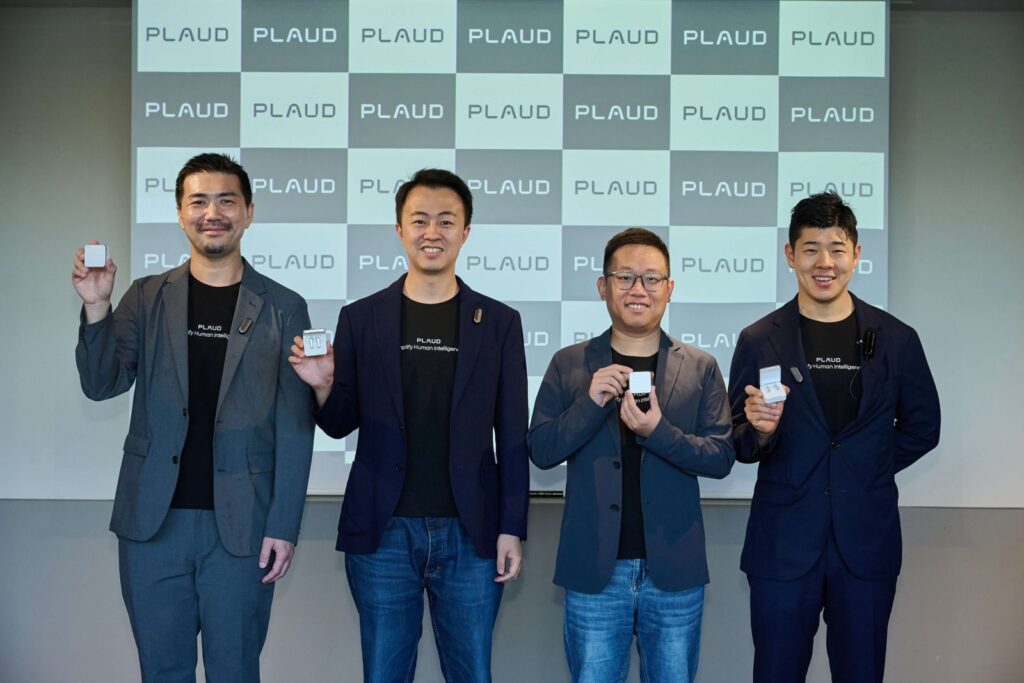 Plaud新製品発表会で新製品Plaud Oneを手に持つ登壇者4名