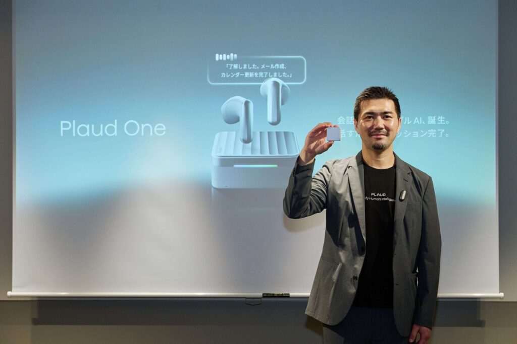 Plaud Oneのケースを掲げるPLAUD株式会社の鈴木氏