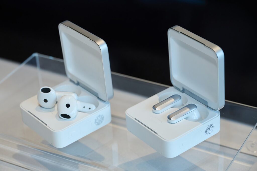 会場に展示されたPlaud Oneの実機。ケースを開けてイヤホンを収納した状態