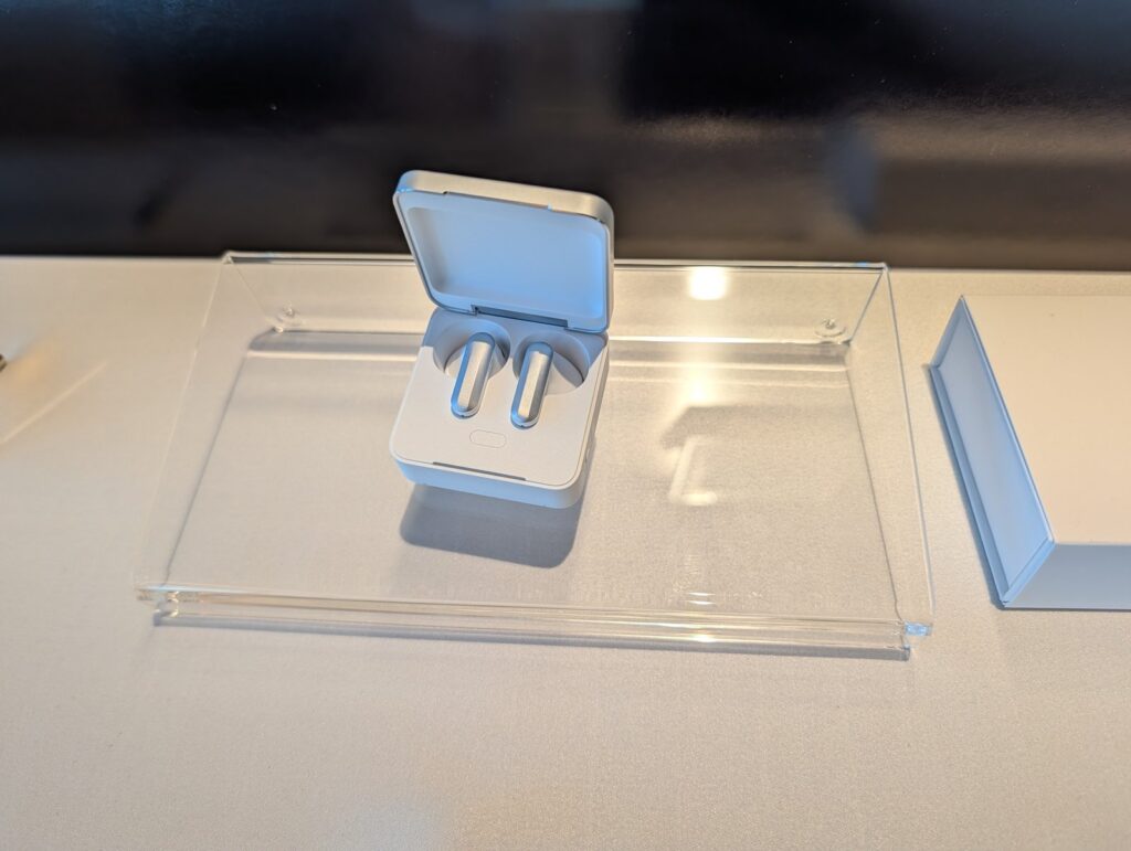 タッチ&トライ会場に展示されたPlaud One。ケースを開けてイヤホンを収納した状態