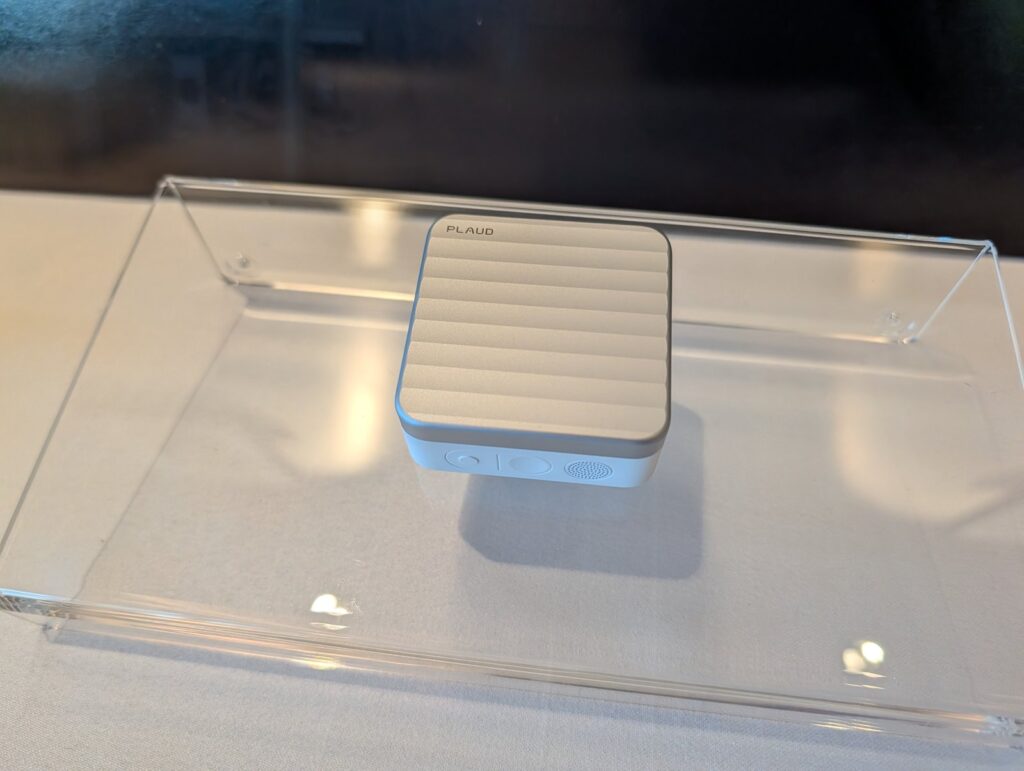 ケースを閉じた状態のPlaud One。側面のボタンとスピーカーが見える
