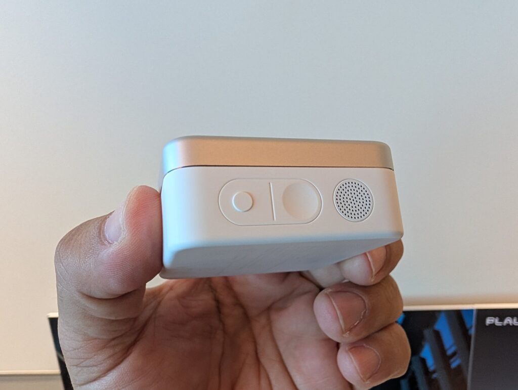 Plaud Oneの充電ケース側面。録音ボタン・エージェントボタンとスピーカーが並ぶ