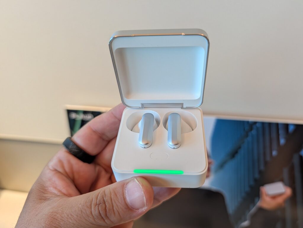 Plaud Oneのケースを開けた様子。前面のLEDが緑色に点灯している
