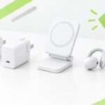 白いデスクに並んだ白い充電器2台、折りたたみ式ワイヤレス充電スタンド、クリップ式イヤホンのイラスト