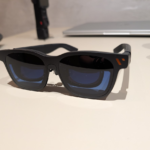 テーブルに置いたVITURE Pro 2 XRグラス