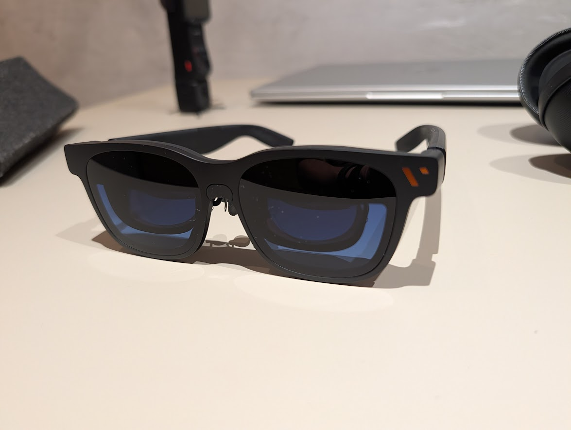 テーブルに置いたVITURE Pro 2 XRグラス