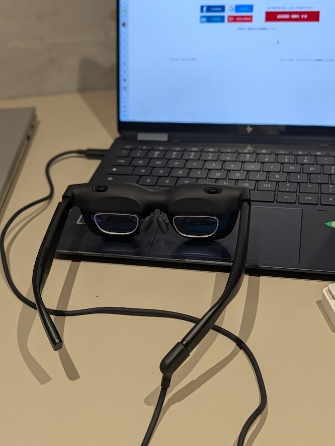 ノートPCのキーボードの上に置いたVITURE Pro 2とUSB-Cケーブル