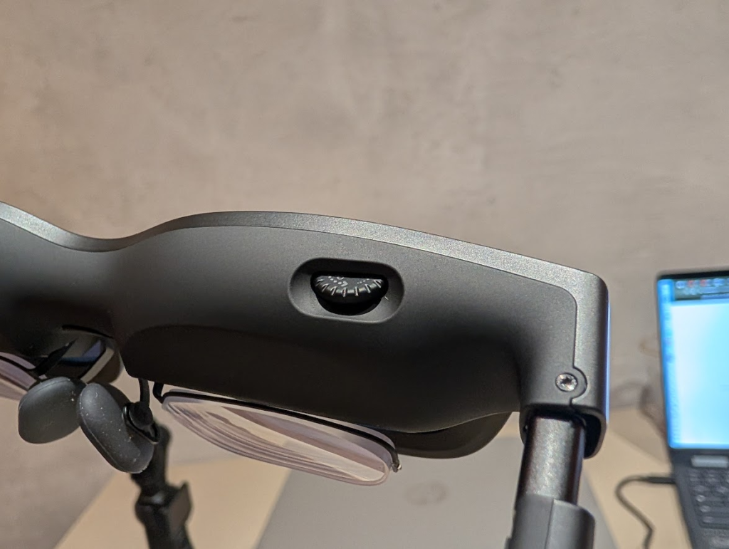 VITURE Pro 2のフレーム上部にある近視調整ダイヤルのアップ