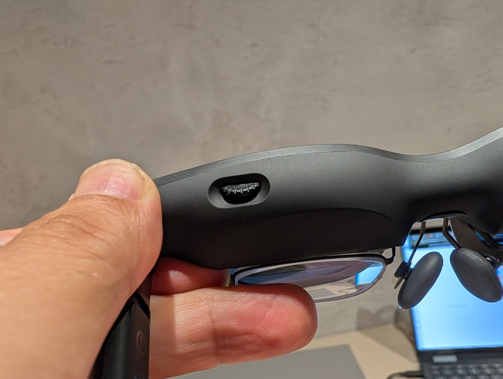 指でVITURE Pro 2の近視調整ダイヤルを回すところ