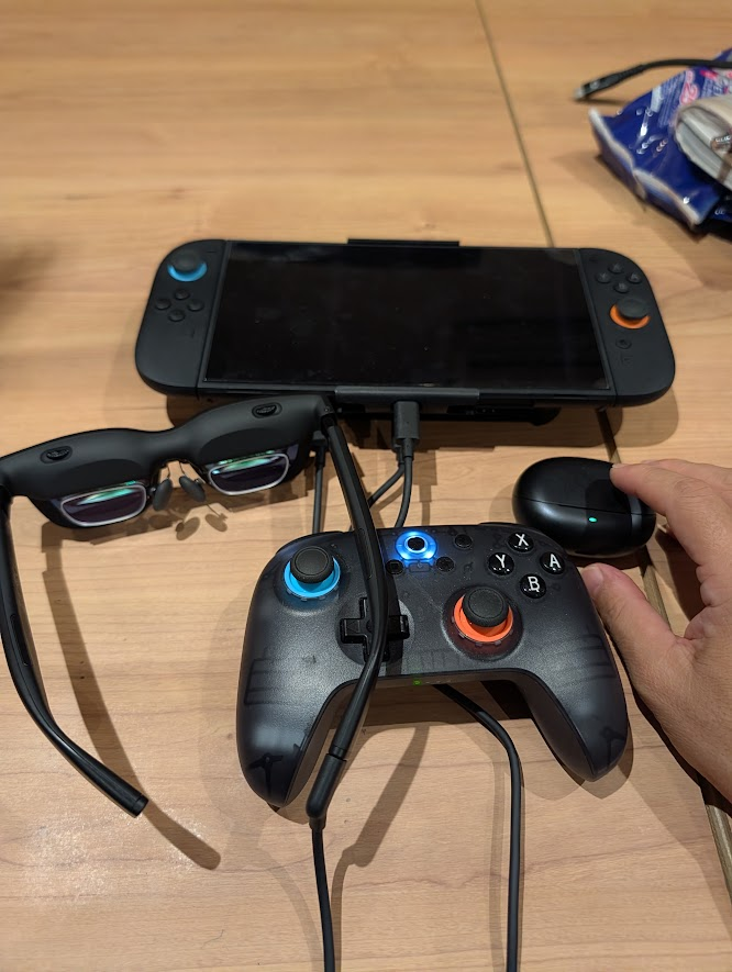 Nintendo Switch 2と8BitDoのコントローラー、VITURE Pro 2を並べたところ