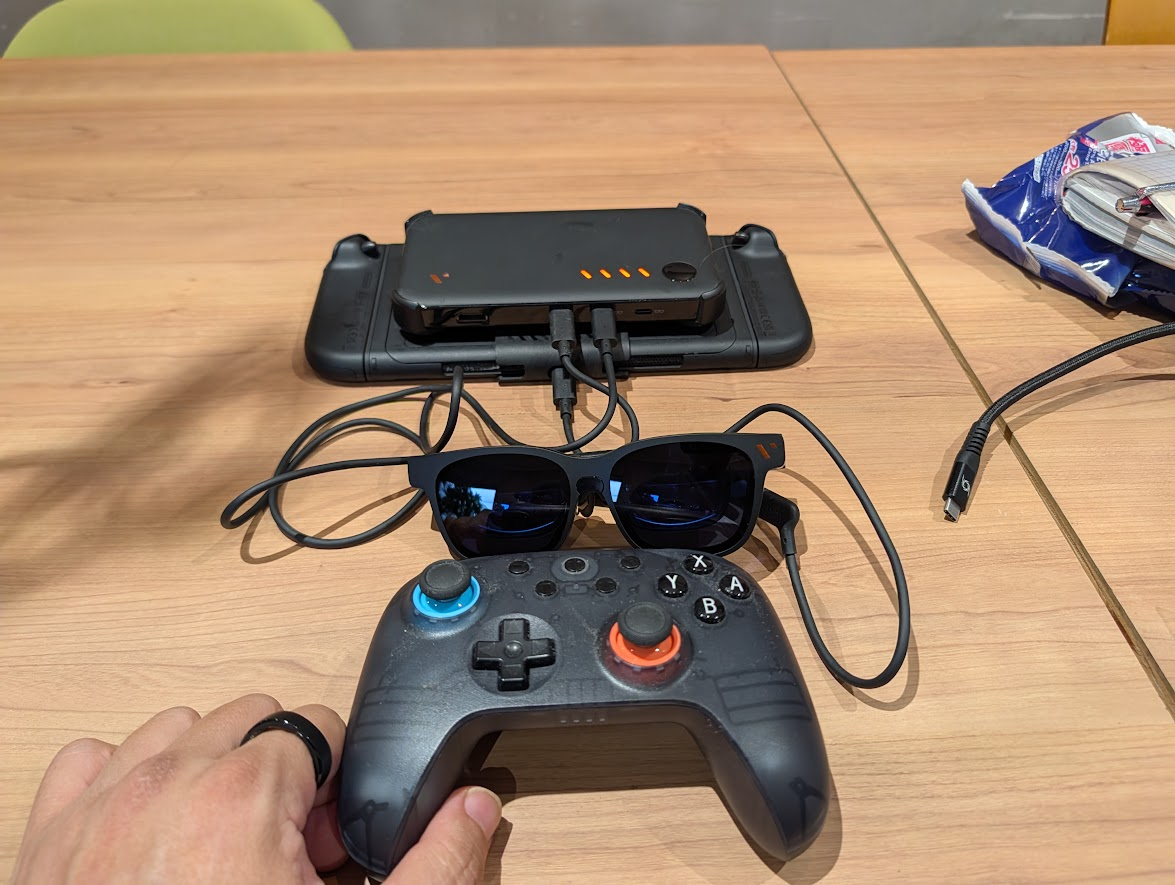 VITURE Pro モバイルドックとVITURE Pro 2、8BitDoのコントローラーを並べたところ