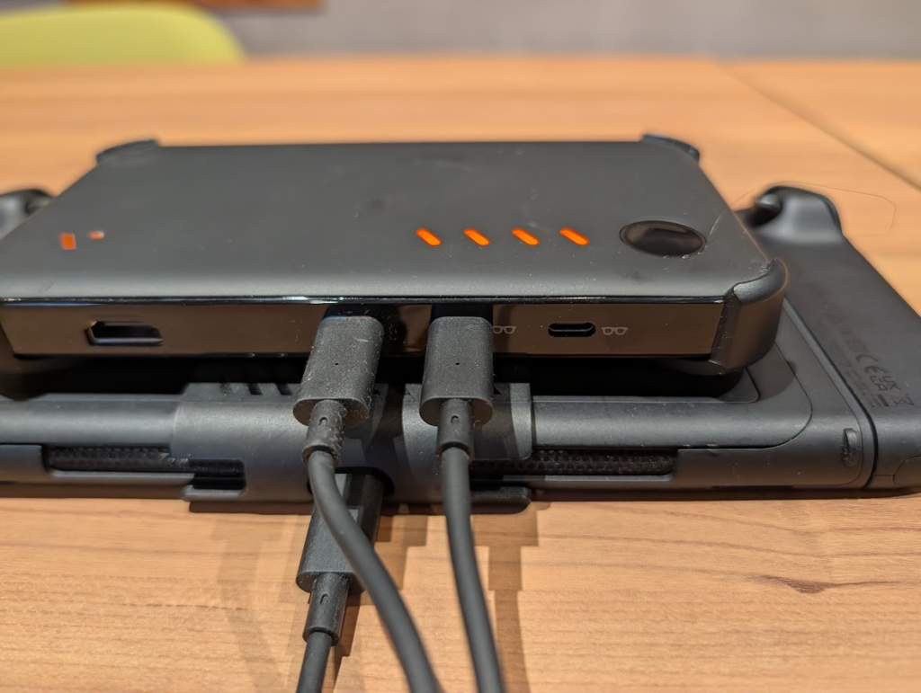 VITURE Pro モバイルドックの端子にUSB-Cケーブルを2本挿したところ