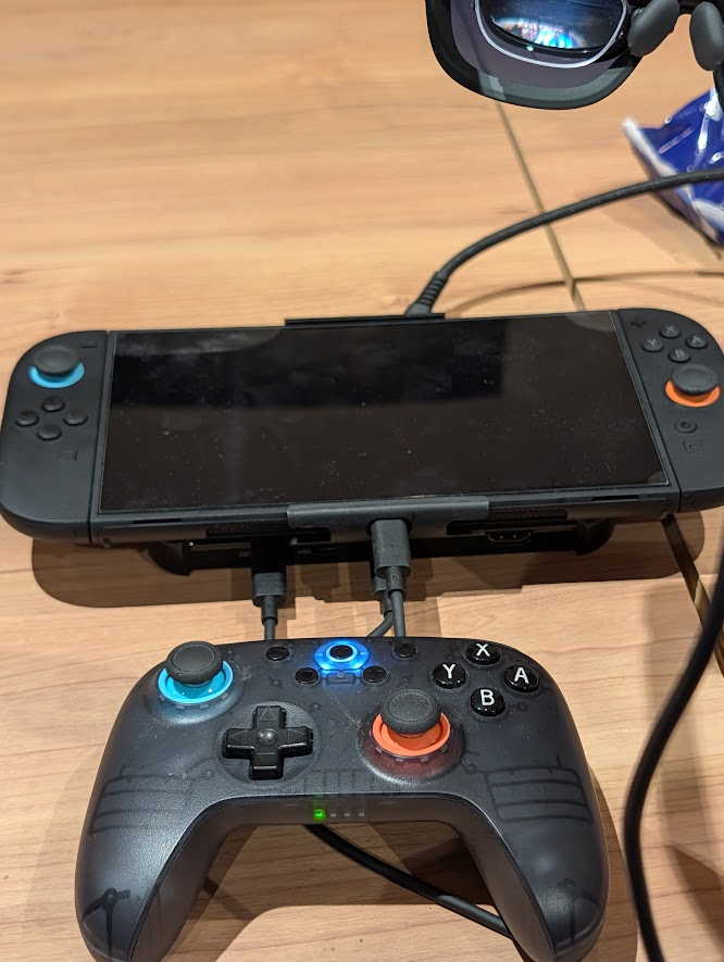 ドックにつないだNintendo Switch 2と8BitDoのコントローラー