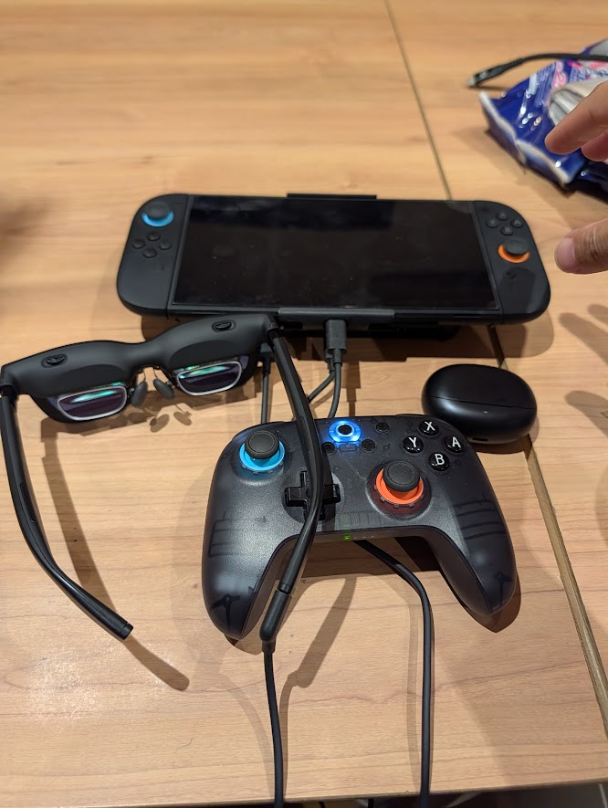Nintendo Switch 2とVITURE Pro 2、8BitDoのコントローラー、ワイヤレスイヤホンのケース